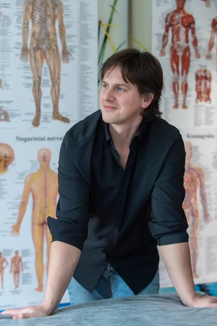 Mažvydas Butavičius – profesionalus masažo specialistas, sugrąžinantis kūnui judėjimo laisvę ir ramybę per platų terapijų spektrą, nuo švelnaus atpalaidavimo iki intensyvios skausmo šalinimo miopresūros.